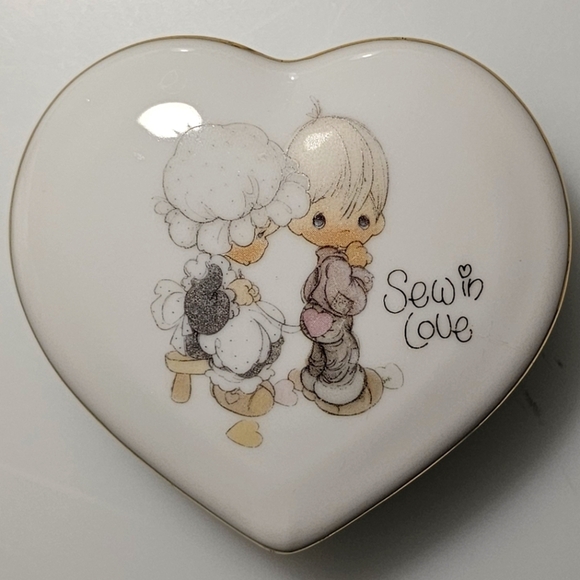 Precious Moments Ceramic Heart-Shaped Trinket Box - Picture 4 of 16